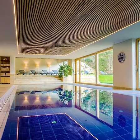 Design-chalet With Garden, Pool, & Restaurant בקתה *